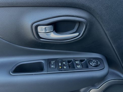 New 2023 Jeep Renegade Latitude w/ Premium Group image 8