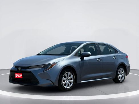 Used 2025 Toyota Corolla LE FWD image 2