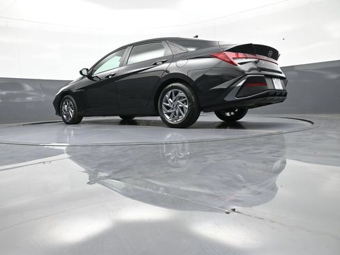 Certified 2024 Hyundai Elantra SEL FWD image 31