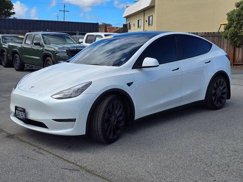 Used 2023 Tesla Model Y Performance image 2