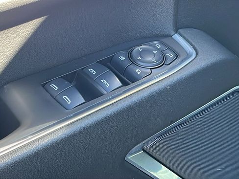 Used 2025 GMC Sierra 1500 SLT image 12