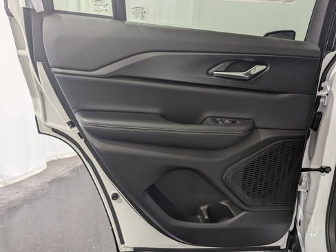 New 2024 Jeep Grand Cherokee Altitude image 16