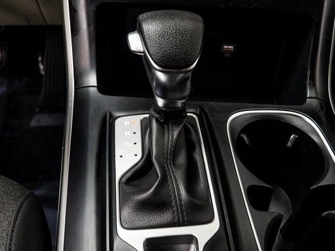 Used 2024 Kia Carnival LX FWD image 19