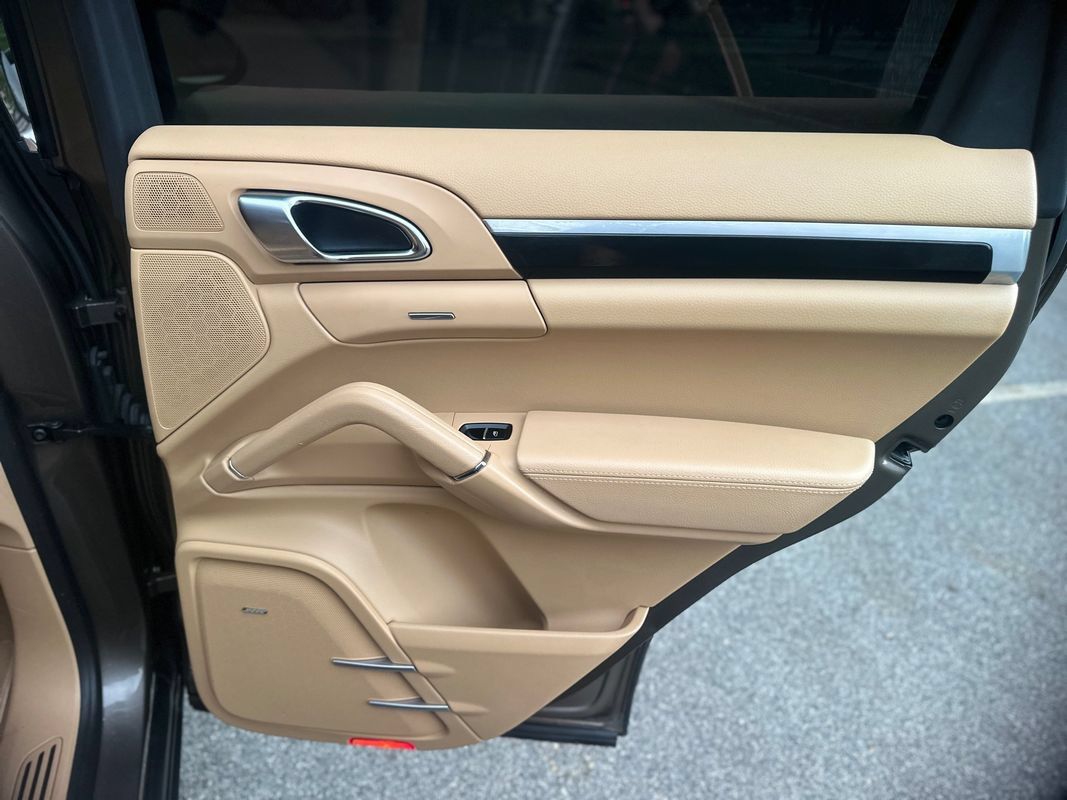 Used 2014 Porsche Cayenne Diesel AWD/4WD image 27