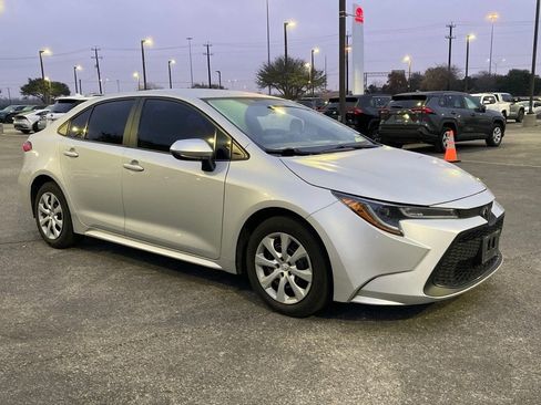 Used 2022 Toyota Corolla LE image 3
