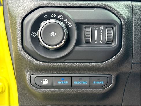 Used 2022 Jeep Wrangler Unlimited Sahara w/ Cold Weather Group AWD/4WD image 12