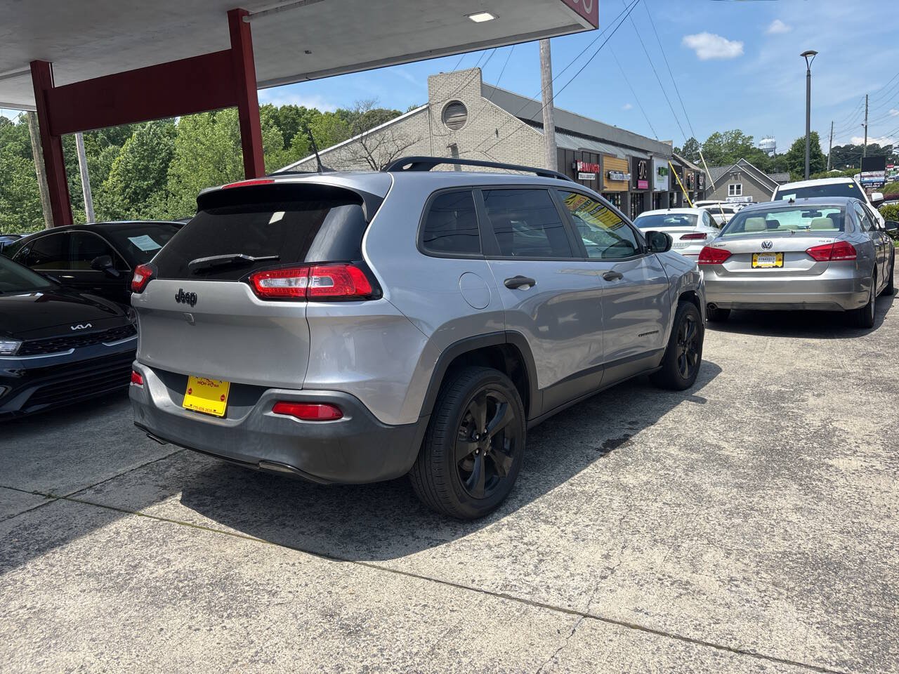 Used 2016 Jeep Cherokee Sport FWD image 3