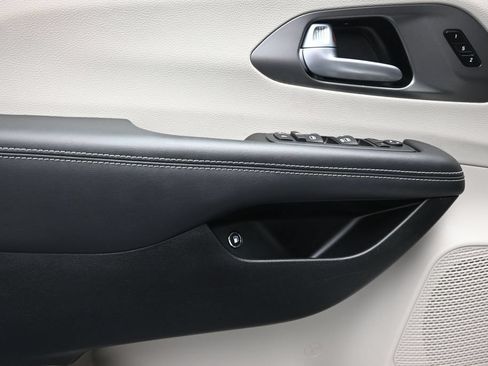 Used 2024 Chrysler Pacifica Limited FWD image 18