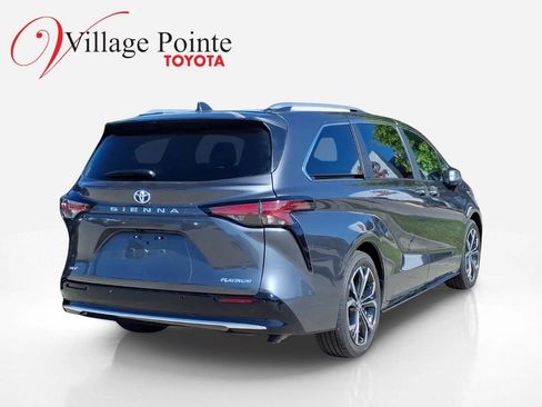 Used 2025 Toyota Sienna Platinum FWD image 4