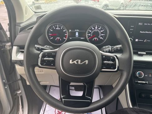 Certified 2022 Kia Carnival LX image 12
