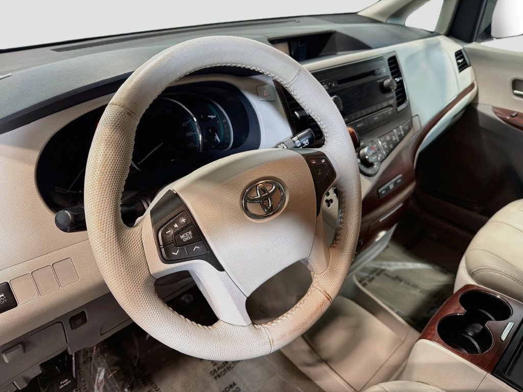 Used 2014 Toyota Sienna XLE FWD image 9