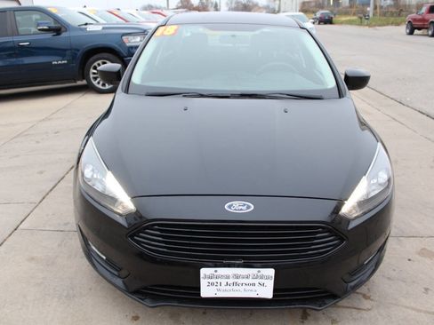 Used 2018 Ford Focus SE w/ SE Appearance Package image 2