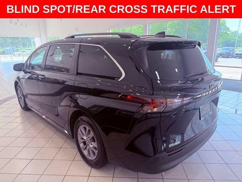 Used 2024 Toyota Sienna XLE FWD image 5