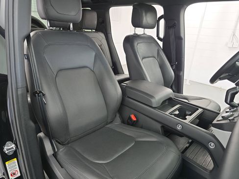 Used 2024 Land Rover Defender 110 SE image 10