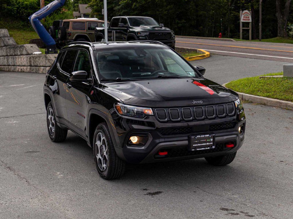 Used 2022 Jeep Compass Trailhawk w/ Trailhawk Convenience Group AWD/4WD image 3