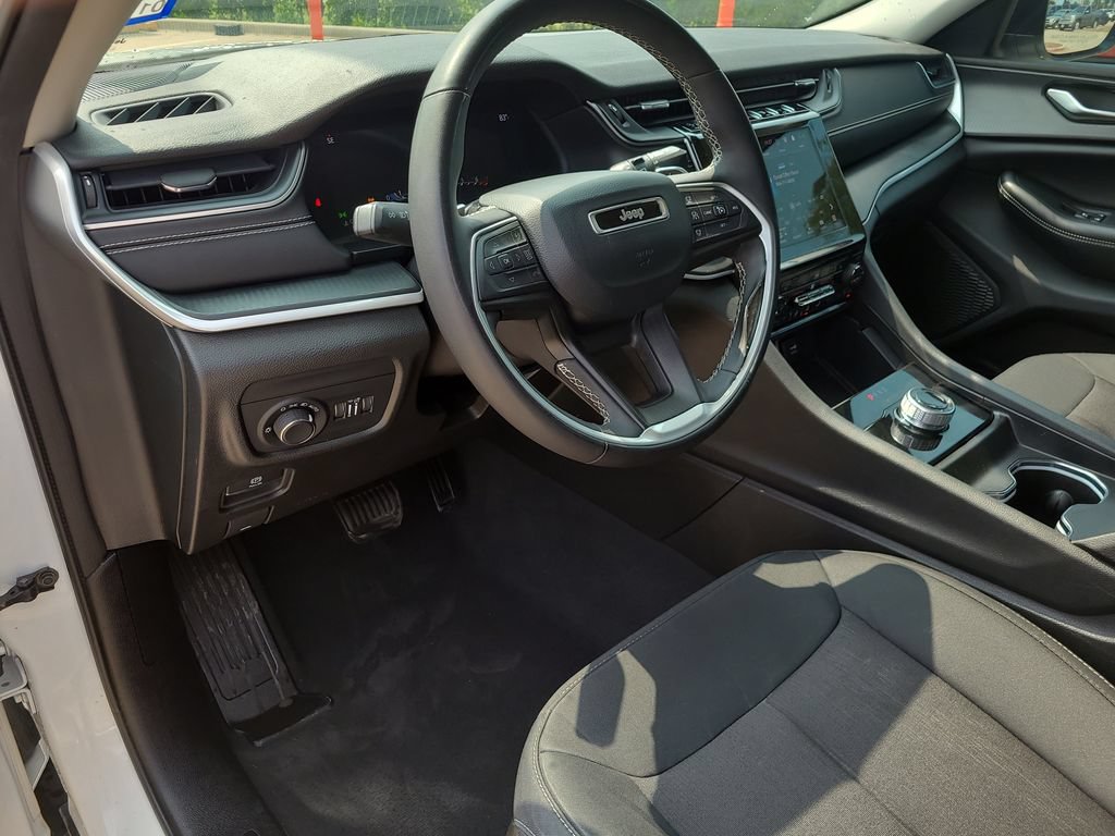 Used 2024 Jeep Grand Cherokee L Laredo w/ Luxury Tech Group I AWD/4WD image 16