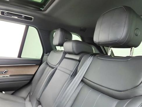 Used 2025 Land Rover Range Rover SE image 28