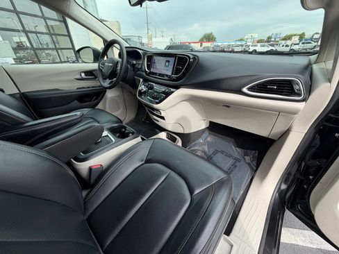Used 2023 Chrysler Pacifica Touring-L FWD image 13