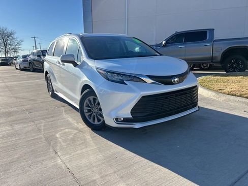 Used 2022 Toyota Sienna XLE image 1
