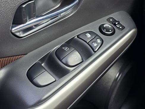 Used 2020 Nissan Kicks SR image 9