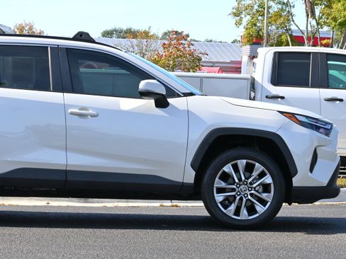 Used 2022 Toyota RAV4 XLE Premium image 6