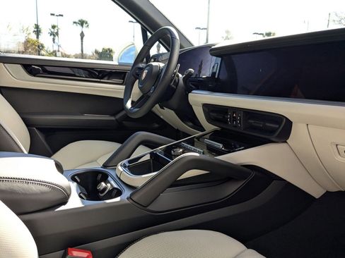 Used 2025 Porsche Cayenne image 5