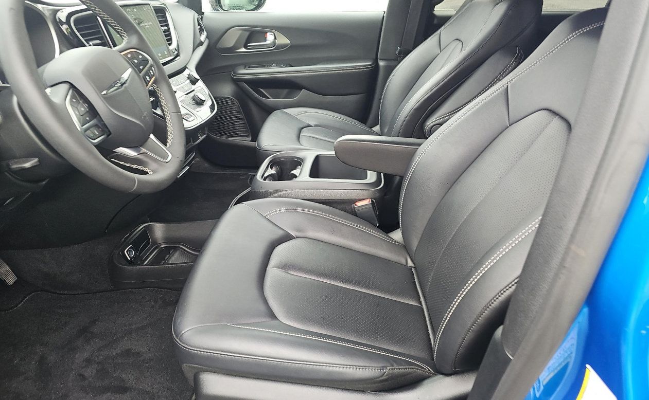 Used 2026 Chrysler Pacifica Select FWD image 6