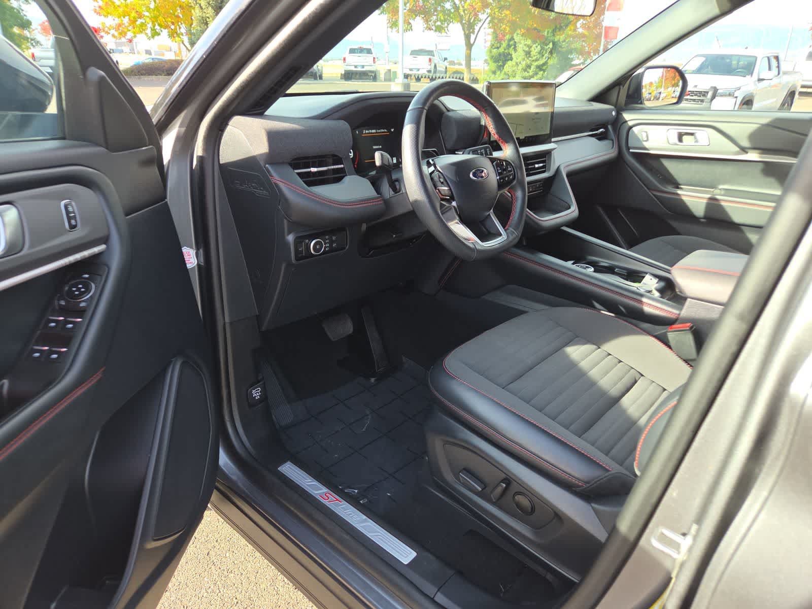 Used 2025 Ford Explorer ST-Line w/ ST-Line Street Pack AWD/4WD image 10