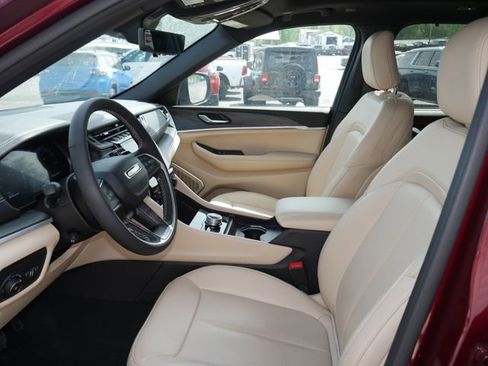 Used 2025 Jeep Grand Cherokee Limited w/ Luxury Tech Group II AWD/4WD image 2