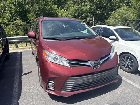 Used 2020 Toyota Sienna XLE Premium FWD image 3
