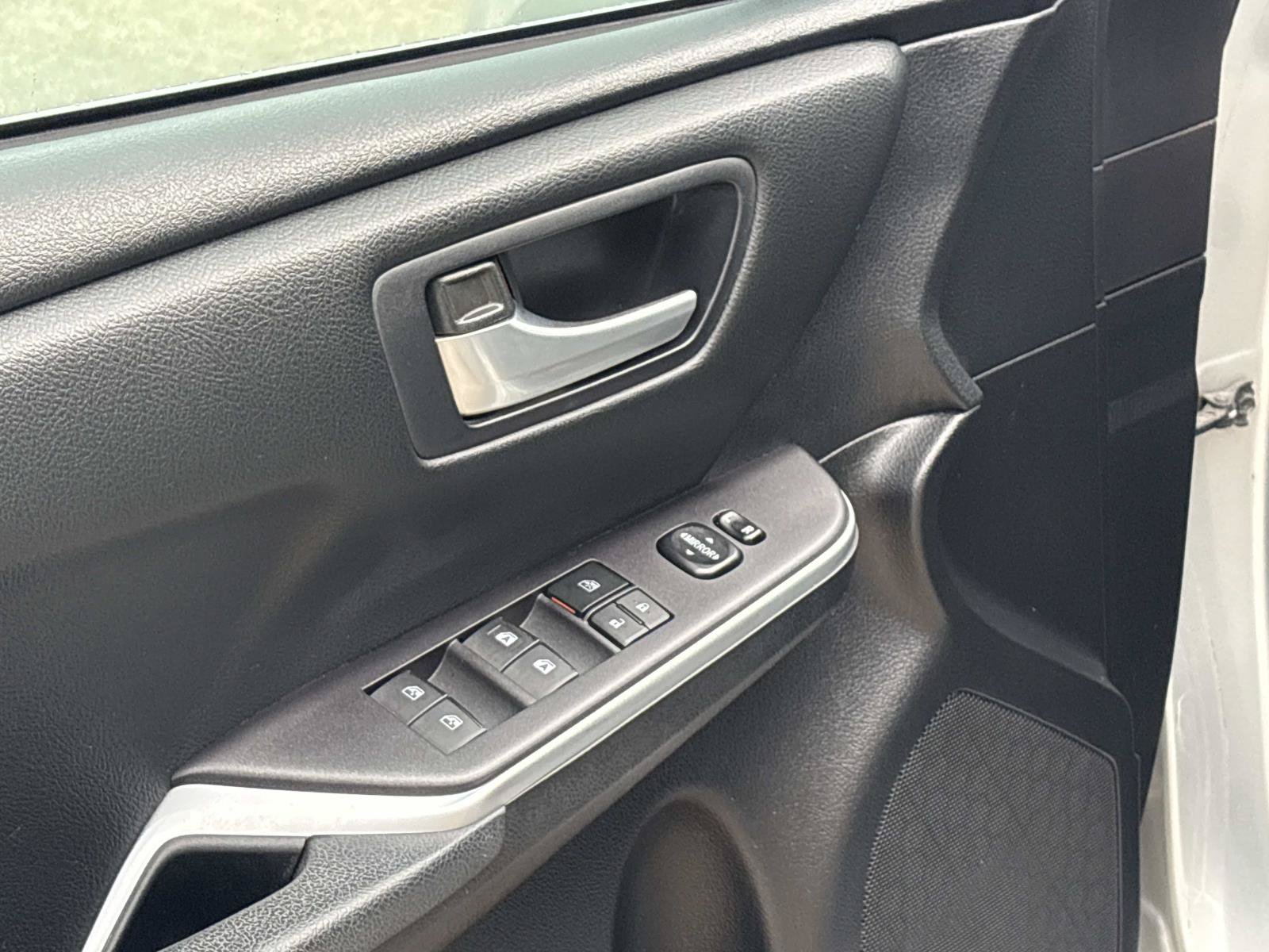 Used 2015 Toyota Camry SE w/ Moonroof Package FWD image 17