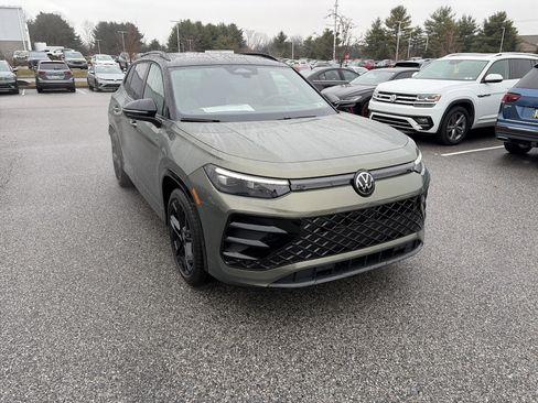 New 2026 Volkswagen Tiguan SE R-Line image 3