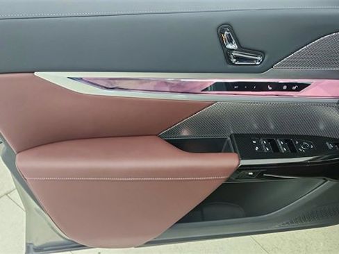 Used 2025 BMW i7 eDrive50 image 38