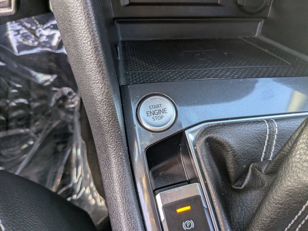 Certified 2022 Volkswagen Tiguan SE R-Line FWD image 24