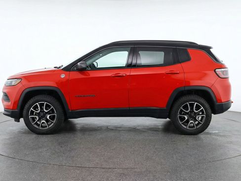 Used 2025 Jeep Compass Trailhawk AWD/4WD image 5