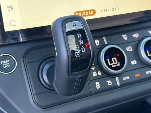 New 2026 Land Rover Defender 110 X-Dynamic SE AWD/4WD image 24