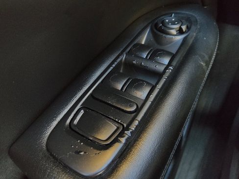 Used 2018 Jeep Compass Latitude FWD image 27