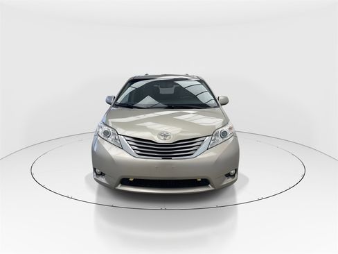 Used 2017 Toyota Sienna XLE image 3