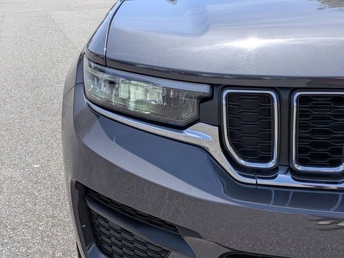 Certified 2024 Jeep Grand Cherokee Laredo w/ Trailer Tow Package AWD/4WD image 9