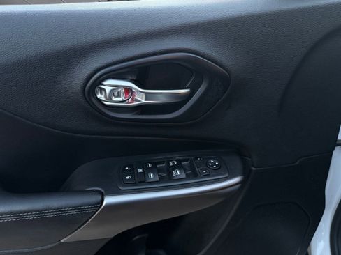 Used 2019 Jeep Cherokee Latitude Plus image 13