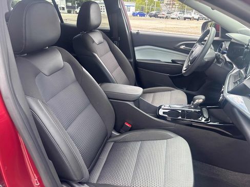 Used 2025 Chevrolet Trax LT FWD image 26