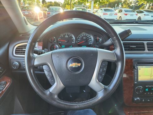 Used 2013 Chevrolet Avalanche LTZ image 17