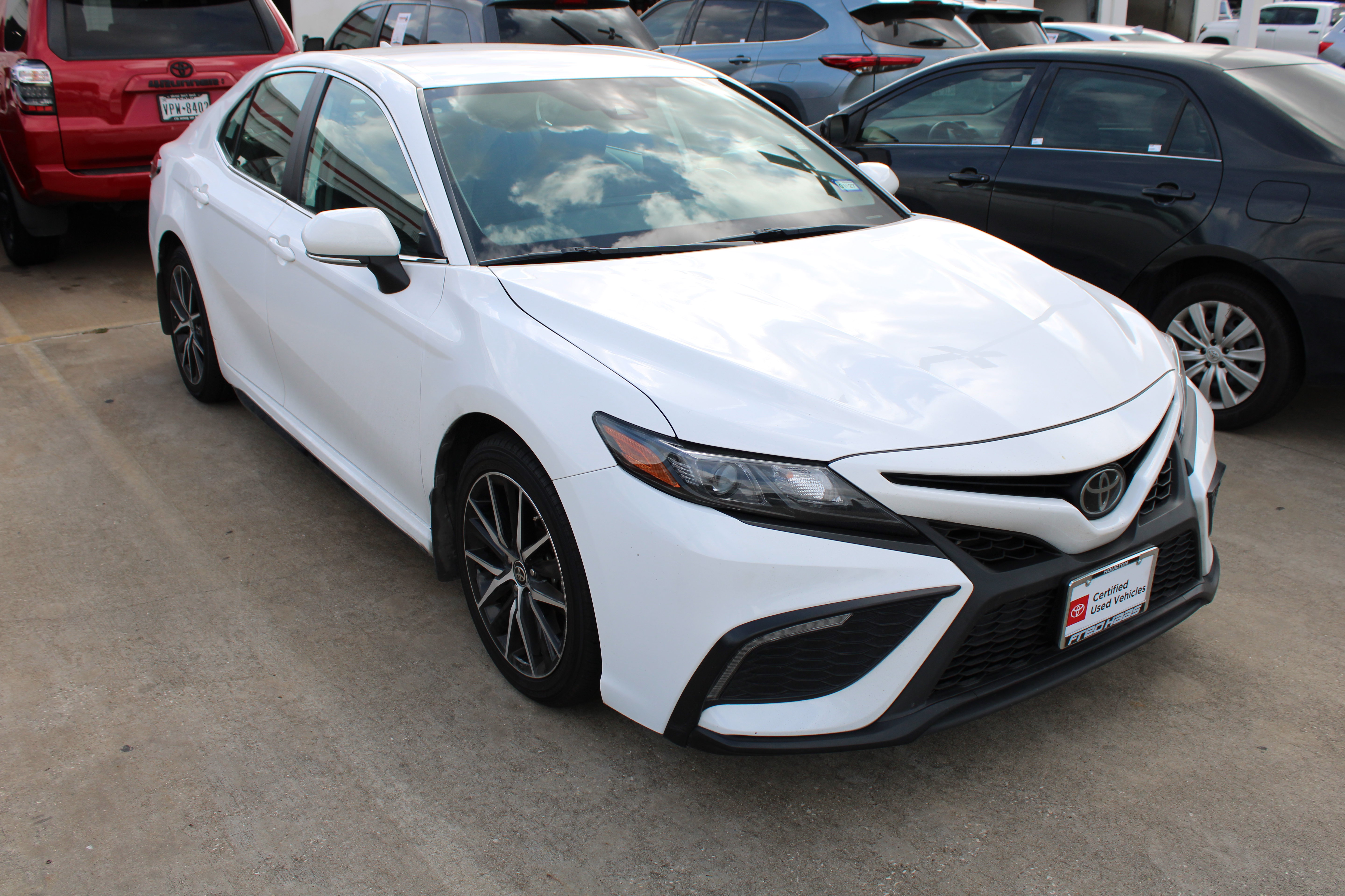Used 2023 Toyota Camry SE FWD image 2