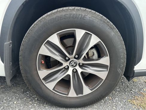Used 2023 Toyota Highlander XLE FWD image 10