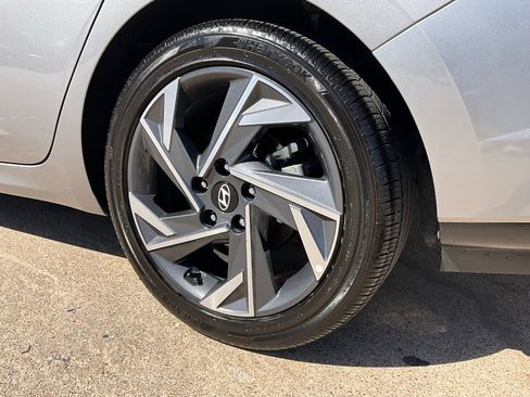 Used 2025 Hyundai Elantra Limited image 9