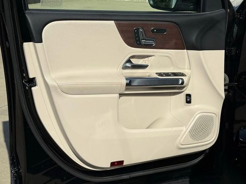 Used 2022 Mercedes-Benz GLB 250 w/ Premium Package Lite image 16