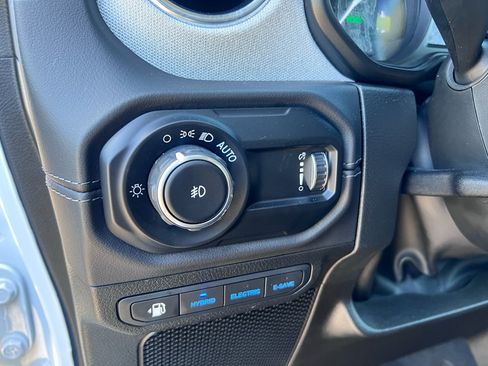 Used 2025 Jeep Wrangler Sahara w/ Safety Group image 19