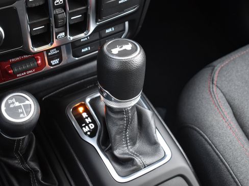 Used 2024 Jeep Wrangler Rubicon image 25