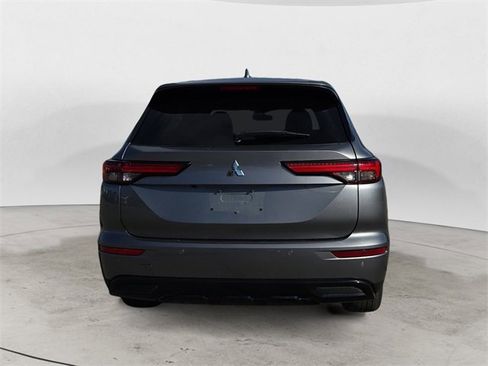 Used 2023 Mitsubishi Outlander SE Black Edition image 4