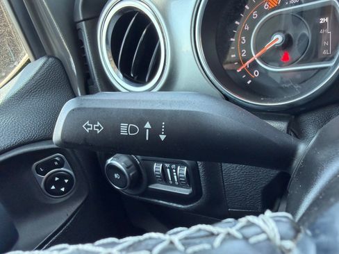 Used 2021 Jeep Wrangler Unlimited Sahara AWD/4WD image 31